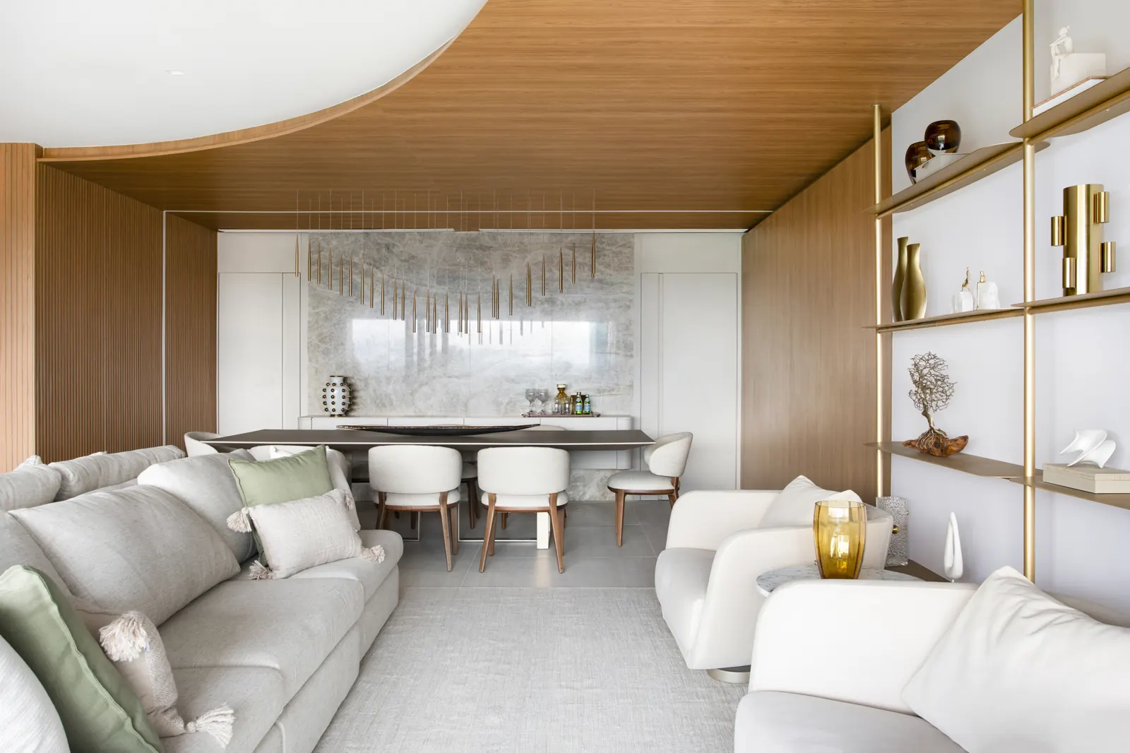 Living com sofá modular bege e estante de bronze sob medida