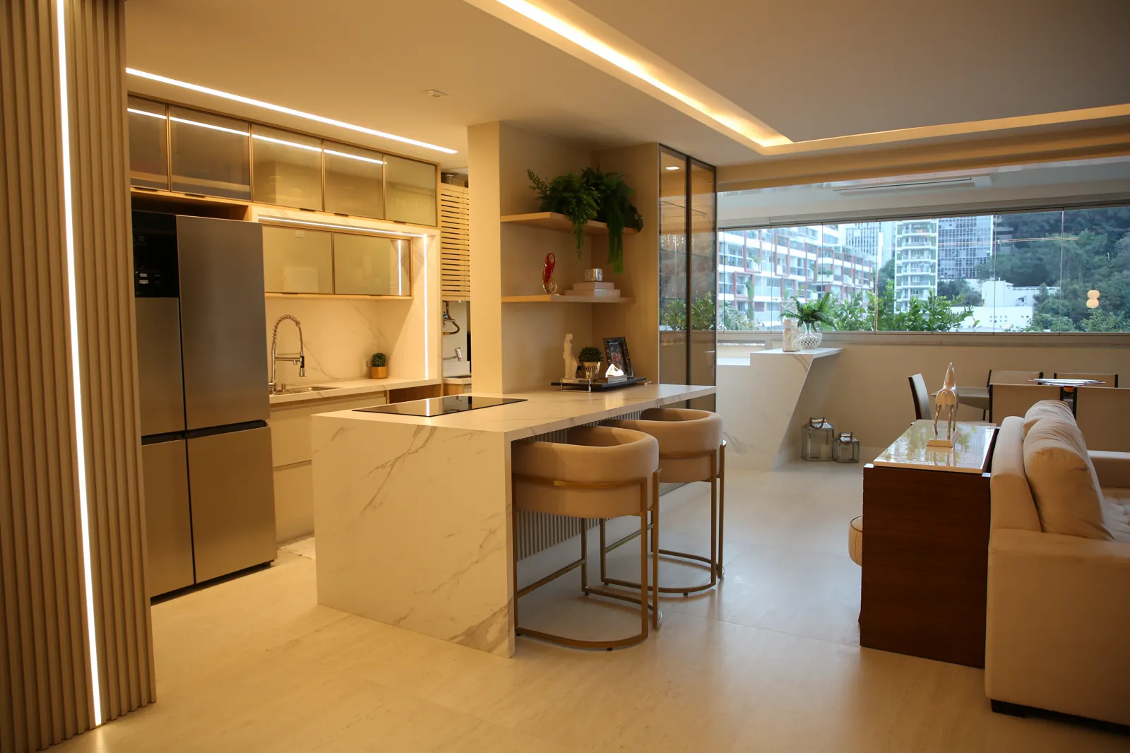 Cozinha com bancada de mármore branco em ilha central