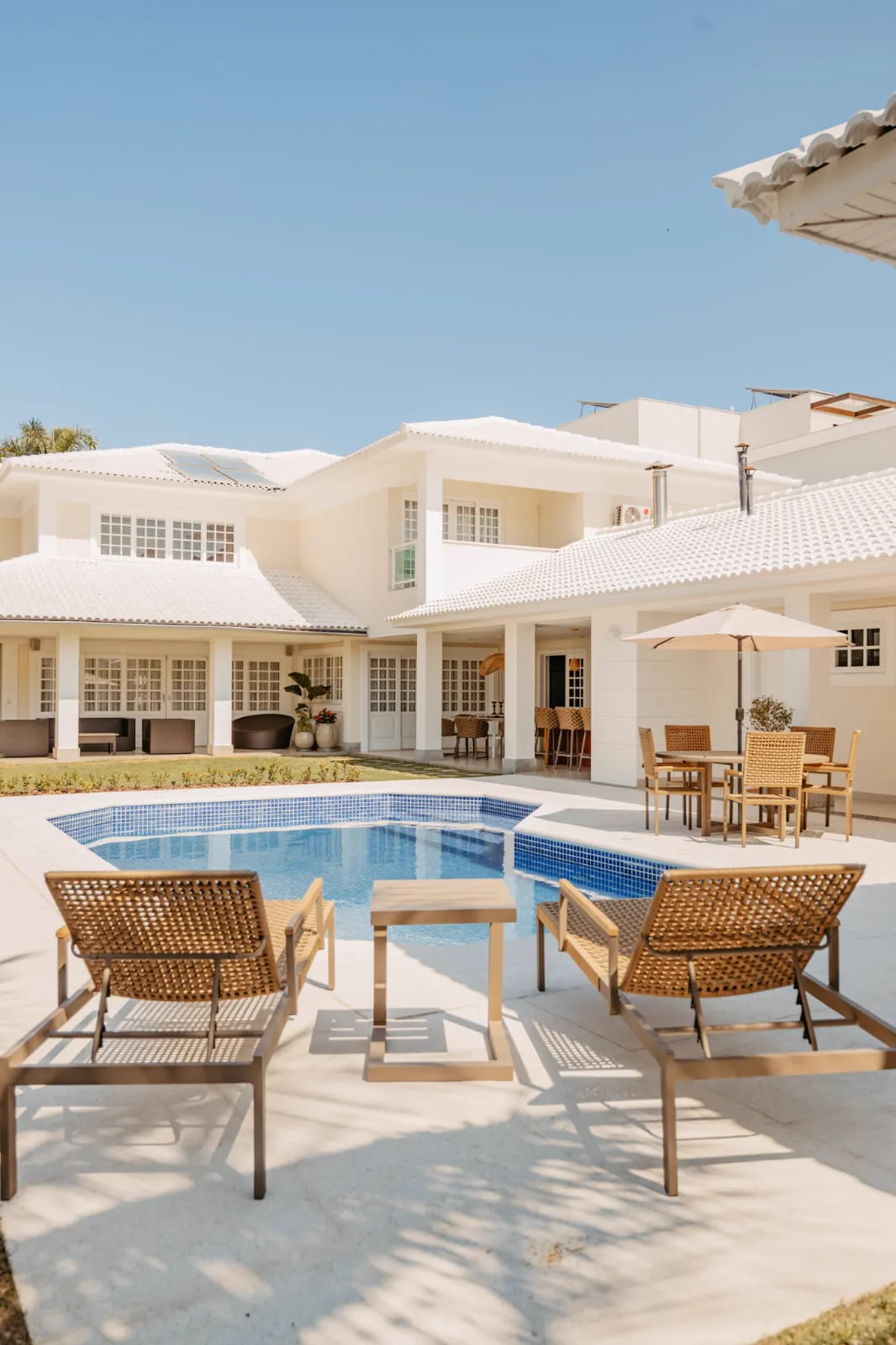 Casa de alto padrão com piscina, deck, área gourmet e jardim